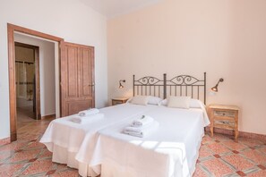 6 habitaciones, tabla de planchar con plancha, wifi y ropa de cama 