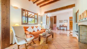 Een televisie en een tafeltennistafel