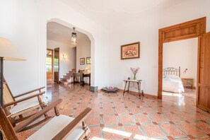 6 slaapkamers, een strijkplank/strijkijzer, wifi, beddengoed