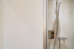 Douche, sèche-cheveux, serviettes fournies