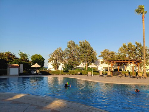 1-bedroom ground floor apartment in Protaras, private complex, pool & parking