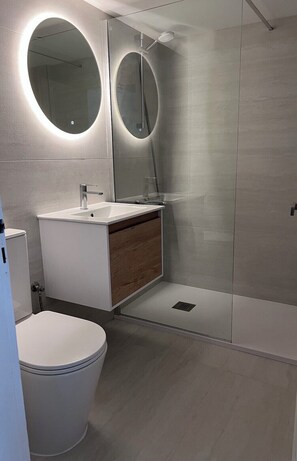 Douche, sĂšche-cheveux, serviettes fournies, savon