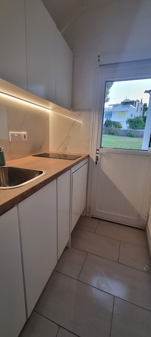 Fridge, stovetop, coffee/tea maker, electric kettle