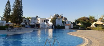 1-bedroom ground floor apartment in Protaras, private complex, pool & parking