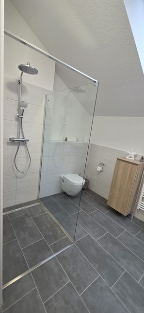 Douche, sĂšche-cheveux, serviettes fournies, savon