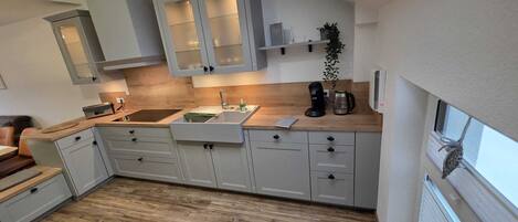 Stovetop, dishwasher, paper towels