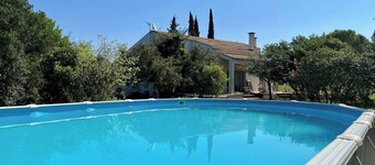 Large family home with swimming pool and air conditioning, suitable for children.