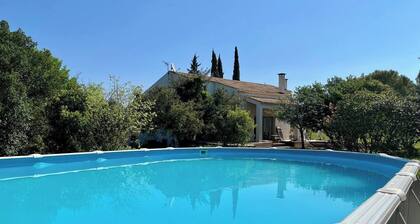 Grande maison familiale avec piscine et clim, adaptée aux enfants.