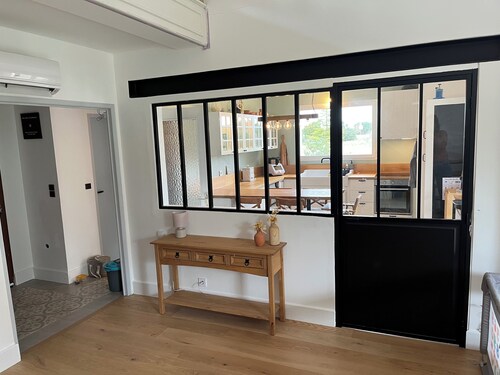 Grande maison familiale avec piscine et clim, adaptée aux enfants.