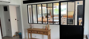 Large family home with swimming pool and air conditioning, suitable for children.