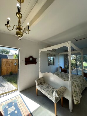 1 bedroom, iron/ironing board, bed sheets - Honeymoon Stay at The James Family Farm (Grabouw)