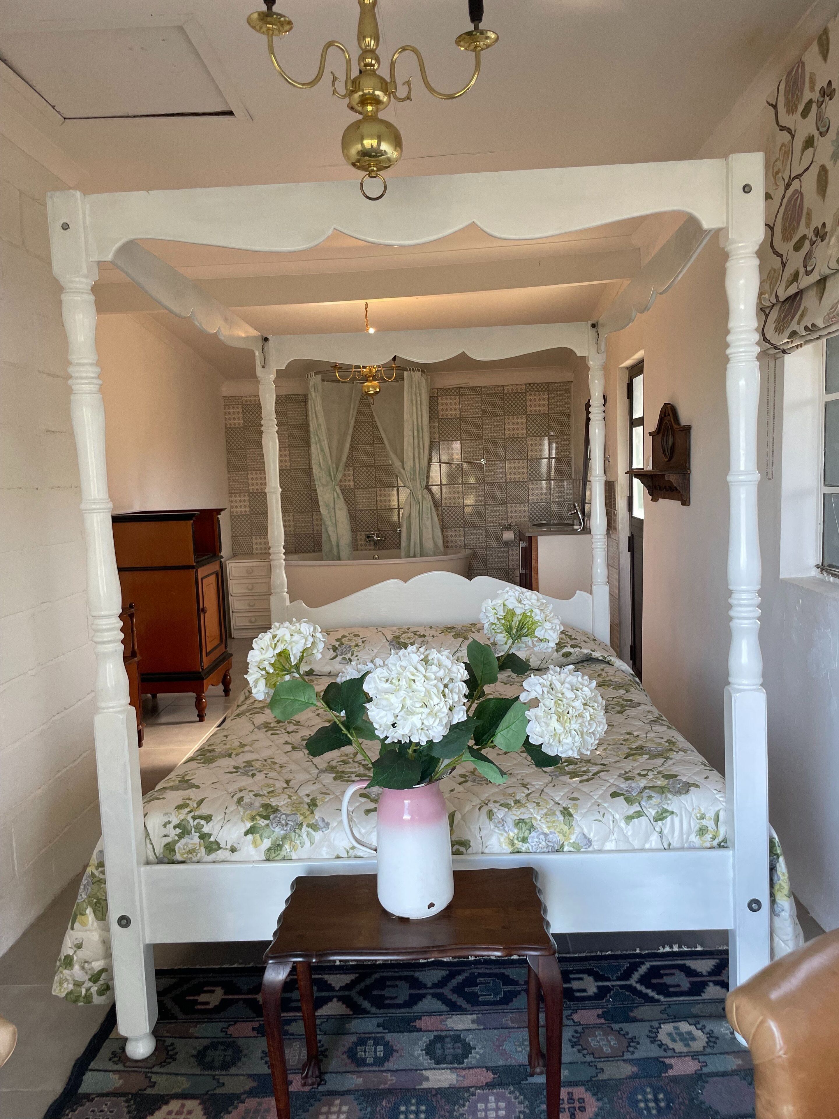 1 habitación, tabla de planchar con plancha y ropa de cama 