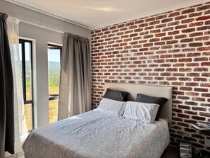 1 quarto, ferros/tábuas de passar roupa, roupa de cama
