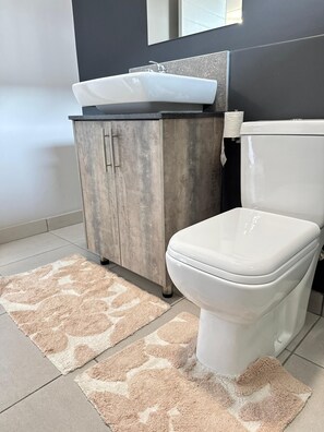 Serviettes fournies, papier toilette