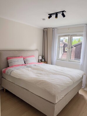 2 bedrooms, Internet, bed sheets, wheelchair access