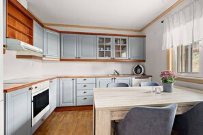 Fridge, oven, coffee/tea maker, toaster