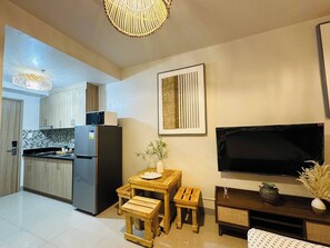 Réfrigérateur, micro-ondes, plaque de cuisson