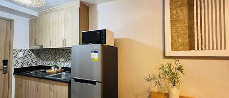 Fridge, microwave, stovetop, cookware/dishes/utensils