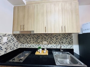 Fridge, microwave, stovetop, cookware/dishes/utensils