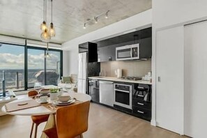 Réfrigérateur, four à micro-ondes, un four, surface de cuisson