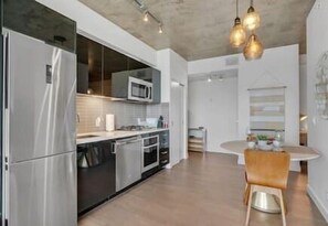 Kjøleskap, mikrobølgeovn, ovn og kokeplater