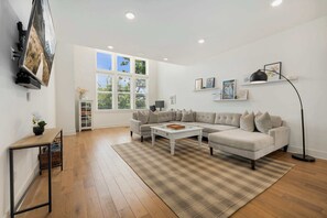 TV, offices - Traverse - Arts District - 0.4 to DT Bentonville (Bentonville)