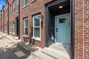 Exterior detail - Traverse - Arts District - 0.4 to DT Bentonville (Bentonville)