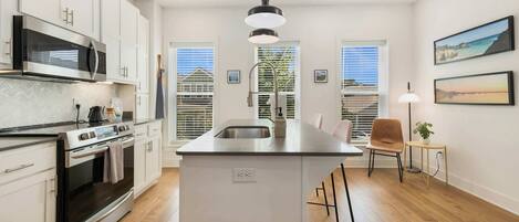 Réfrigérateur, micro-ondes, four, plaque de cuisson