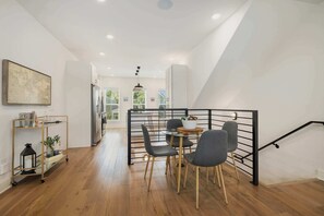 Interior - Traverse - Arts District - 0.4 to DT Bentonville (Bentonville)