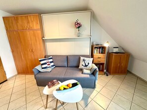 Televisión, mesa de ping pong, estéreo