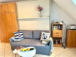 Fernseher, Tischtennisplatte, Stereoanlage