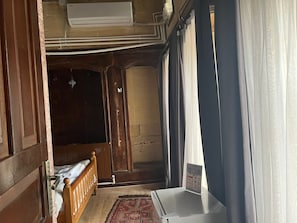 Standard-Dreibettzimmer, Gartenblick | Schallisolierte Zimmer, kostenloses WLAN