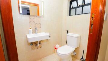 Pantuflas, toallas, jabón, papel higiénico