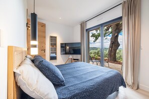 6 bedrooms, iron/ironing board, WiFi, bed sheets