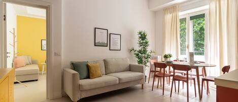 Een televisie en een kantoor