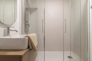 Doccia, asciugacapelli, asciugamani, shampoo