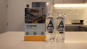 Eine Küchenarbeitsplatte mit einer Broschüre mit dem Titel 'DESCUBRE PERÚ' und zwei Flaschen mit dem Aufdruck 'andea'.