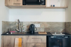 Køleskab, mikrobølgeovn, kogeplade, kaffe-/temaskine