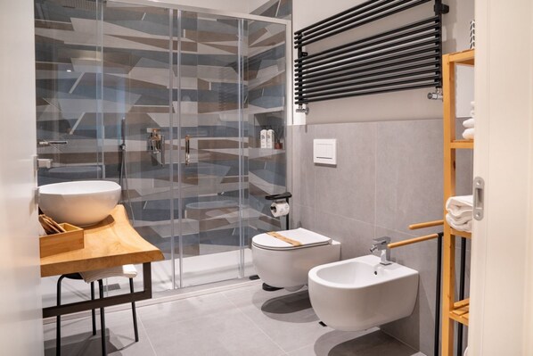 Shower, bidet, towels