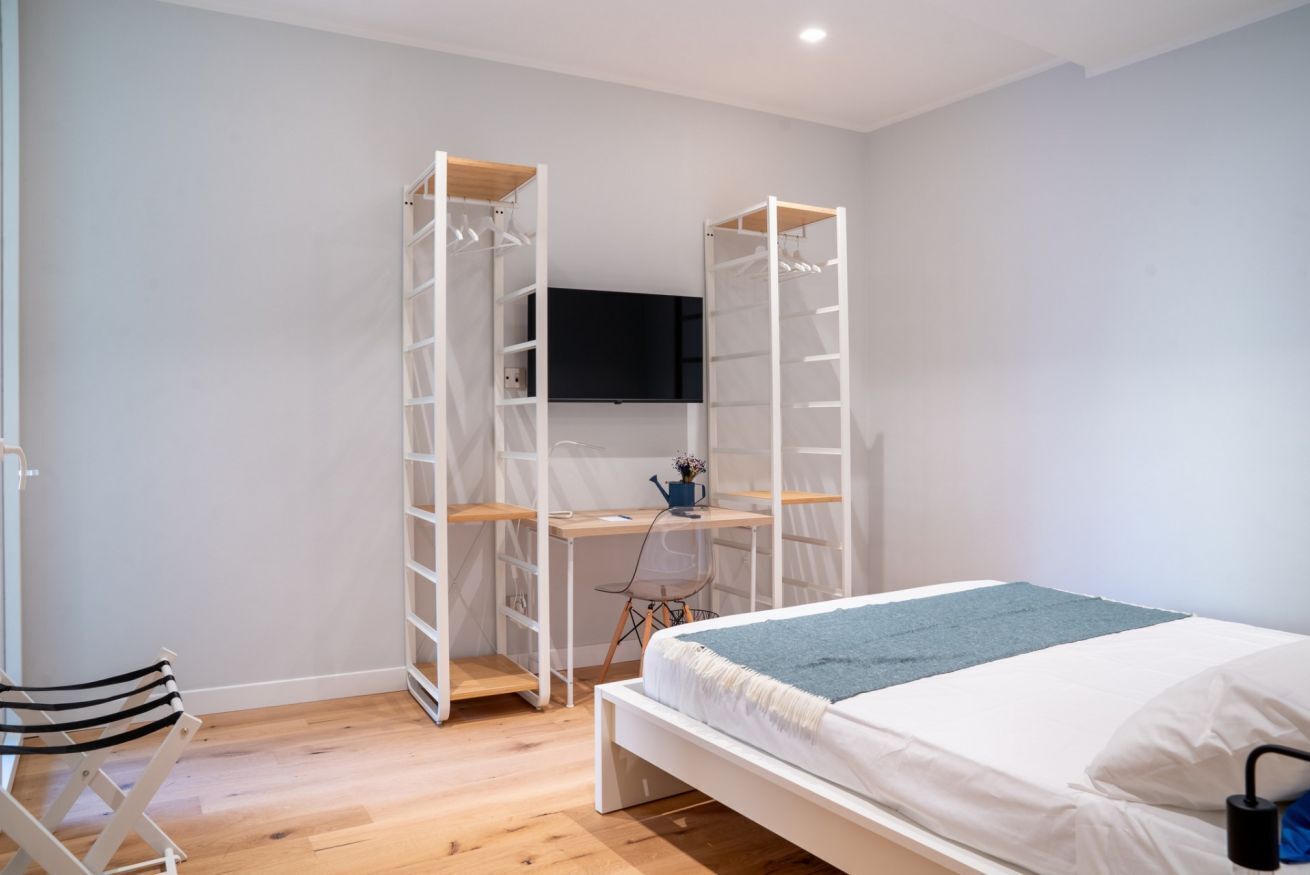 2 bedrooms, iron/ironing board, travel cot