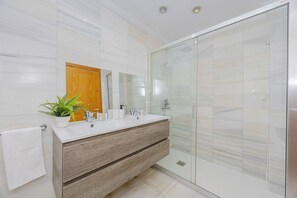 Shower, hair dryer, towels