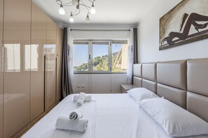 Iron/ironing board, free WiFi, bed sheets