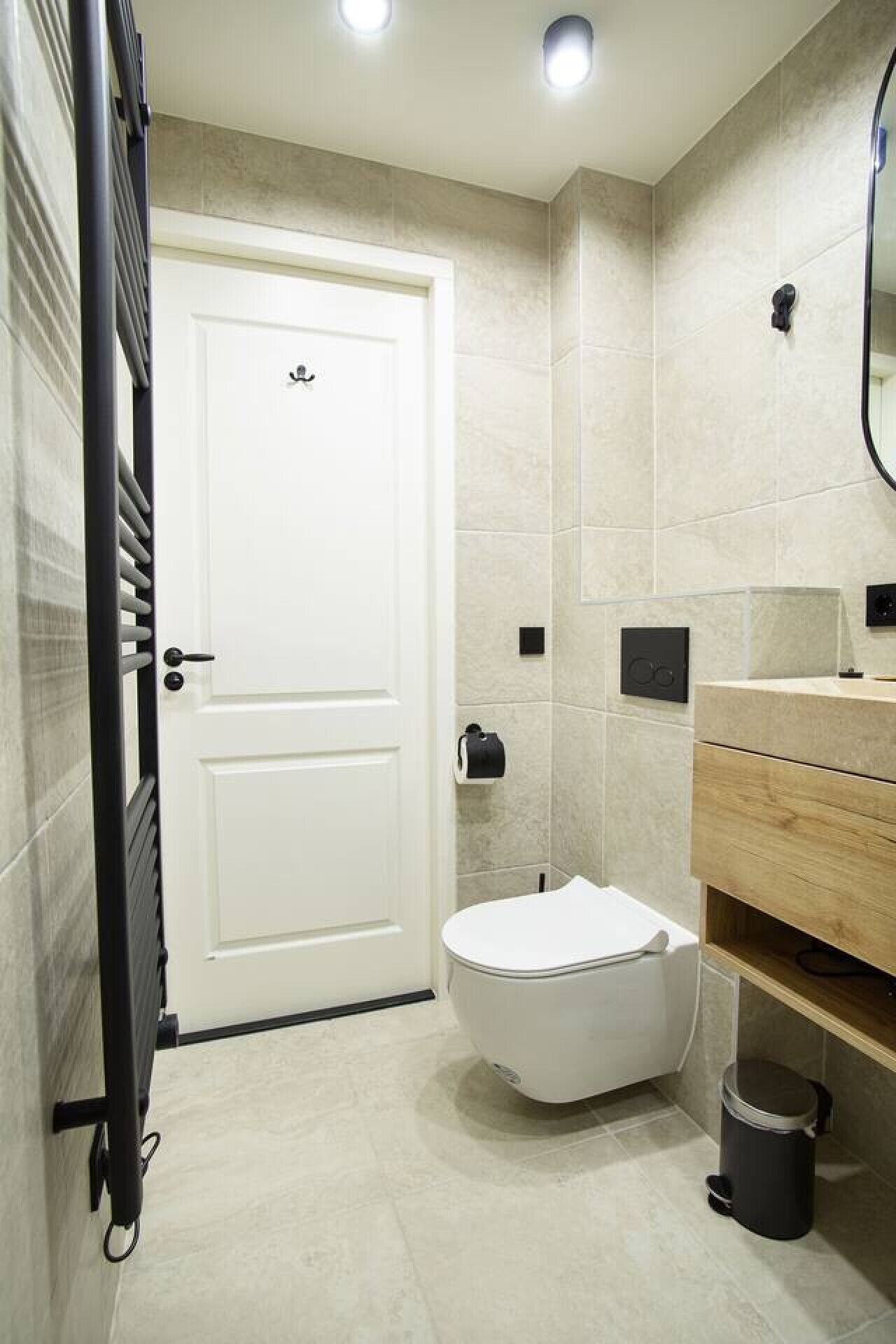 Een haardroger, handdoeken