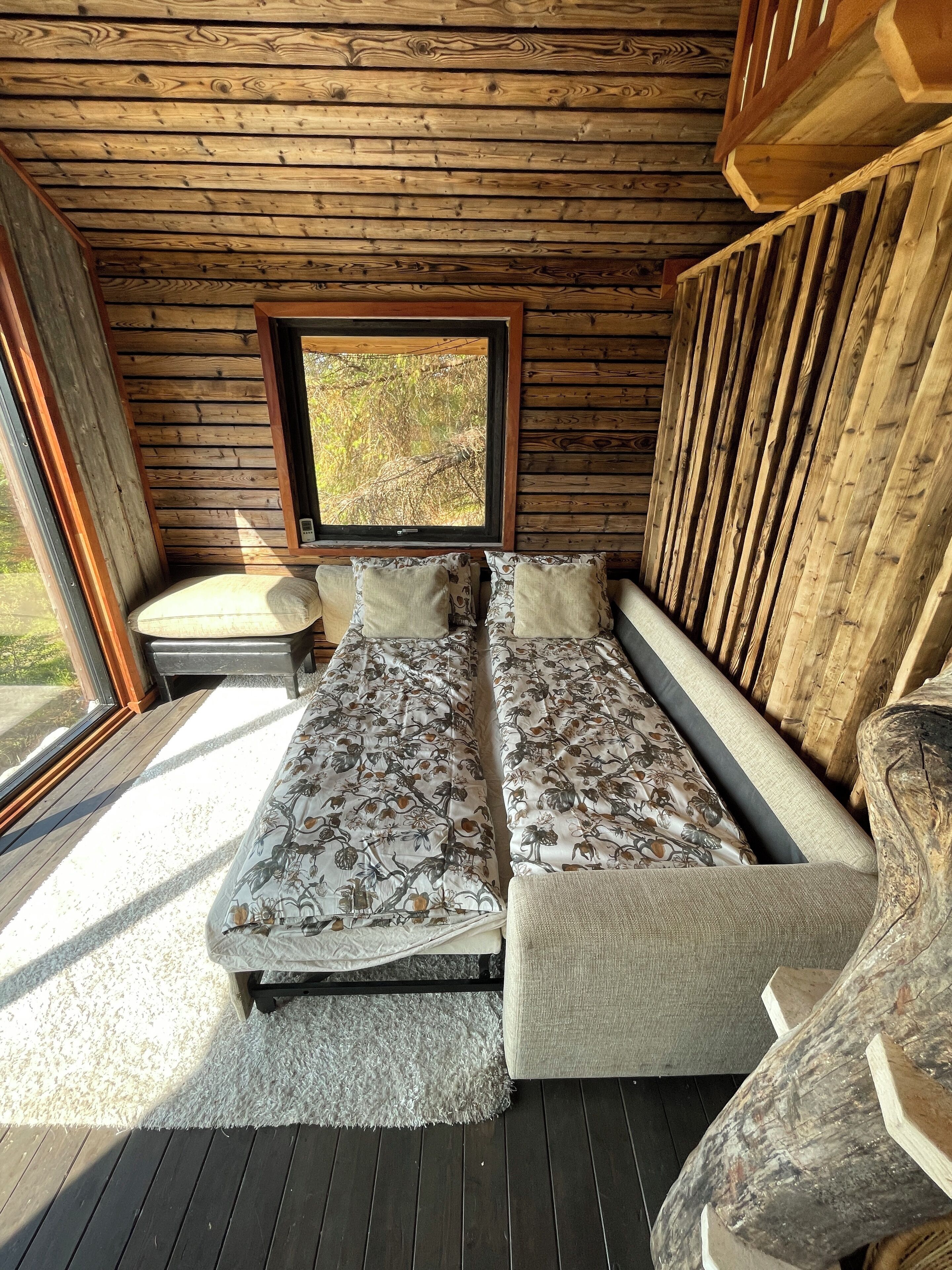 1 soverom, skrivebord, reiseseng for barn og sengetøy