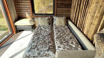 1 soverom, skrivebord, reiseseng for barn og sengetøy