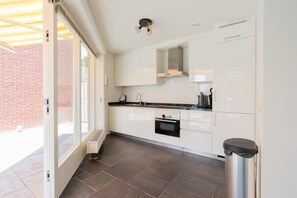 Coffee/tea maker, fridge, microwave, stovetop
