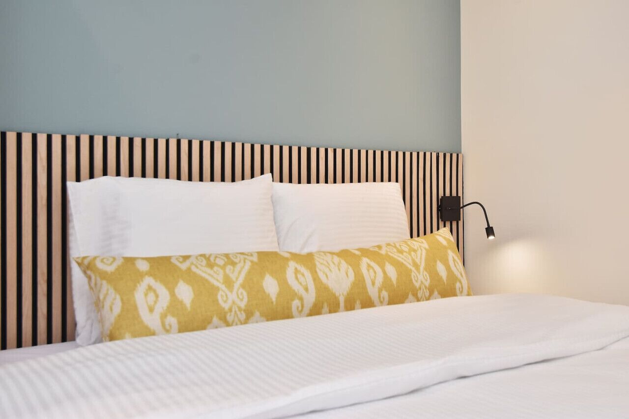 1 slaapkamer, een bureau, een strijkplank/strijkijzer, wifi