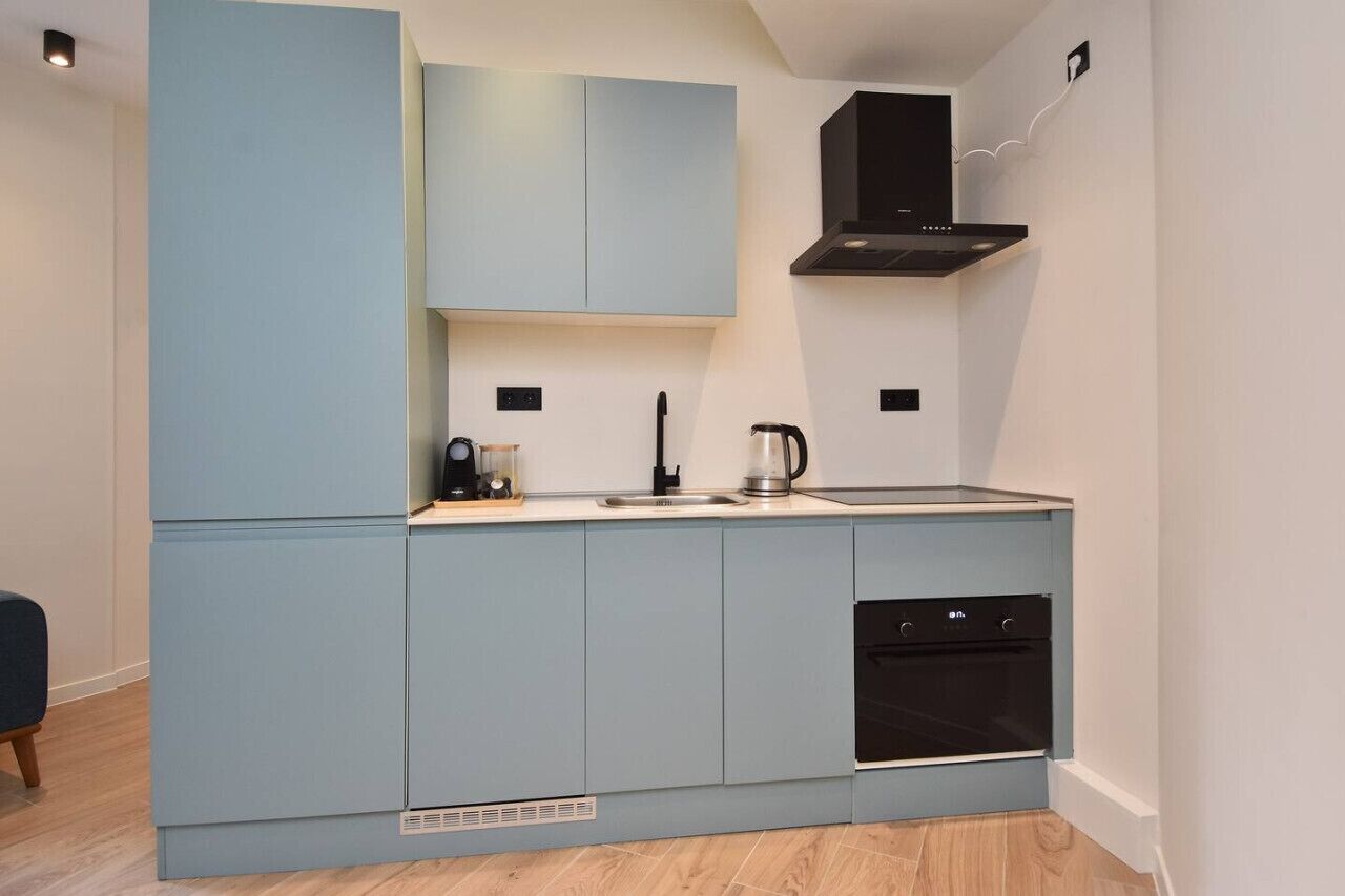 Een koelkast, een magnetron, een oven, een kookplaat