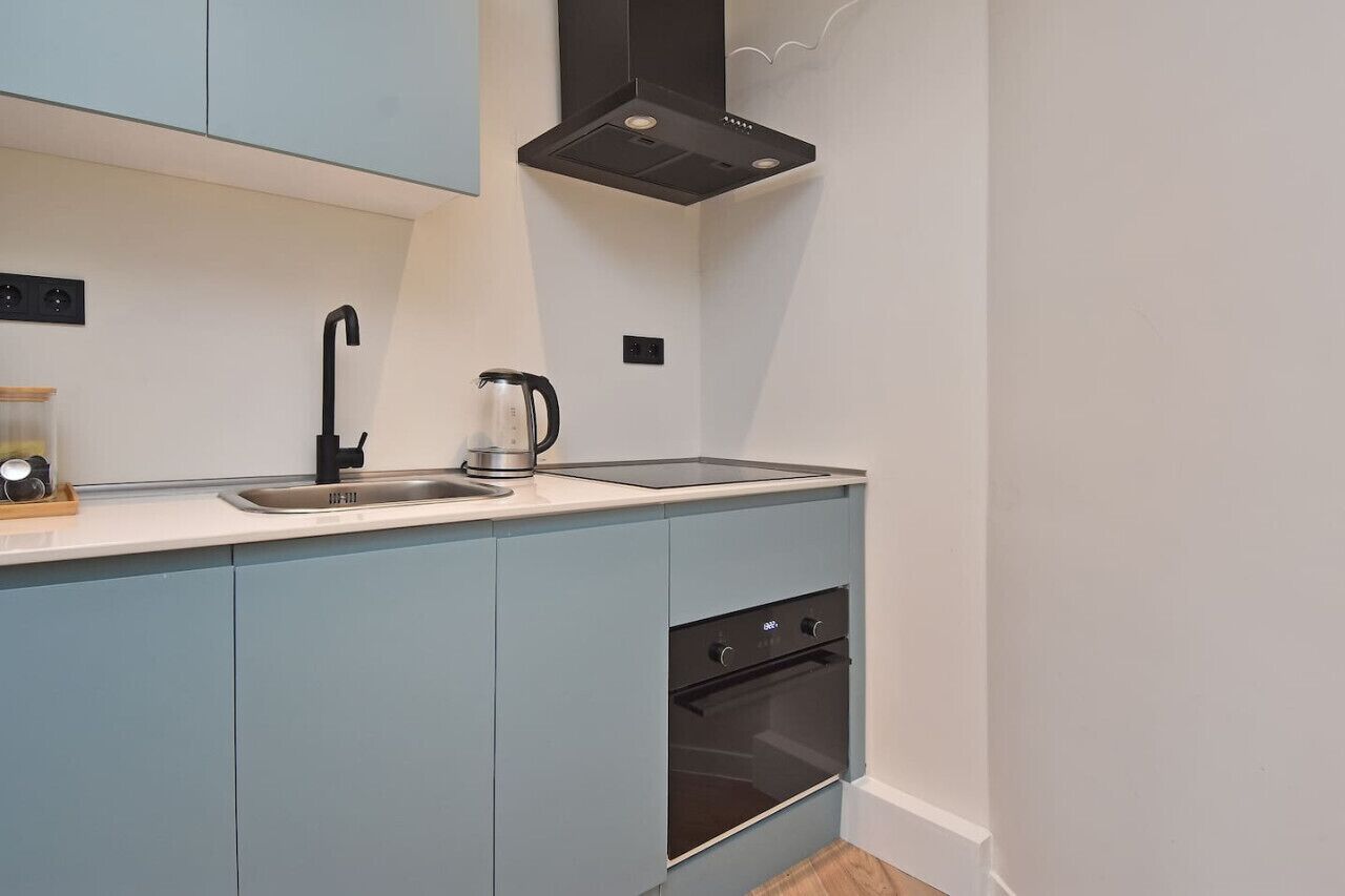 Een koelkast, een magnetron, een oven, een kookplaat