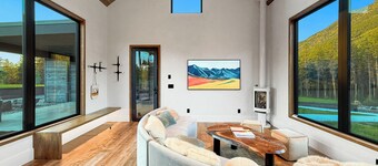 Halfmoon Camp  |  Luxury Near Glacier
